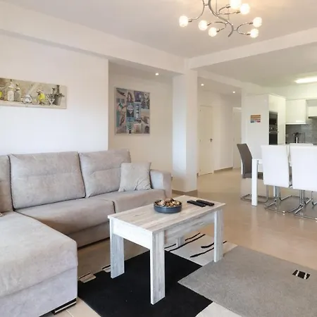Modern 2 Bedroom 100 M From The Appartement *