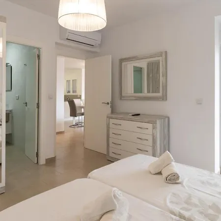 Modern 2 Bedroom 100 M From The *