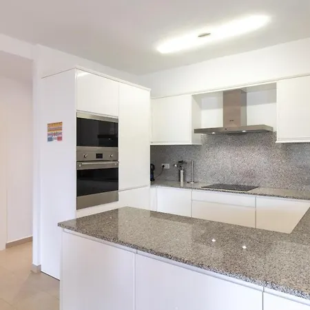 Modern 2 Bedroom 100 M From The Apartment *