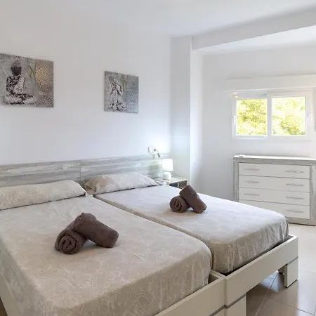 Modern 2 Bedroom 100 M From The Apartment *