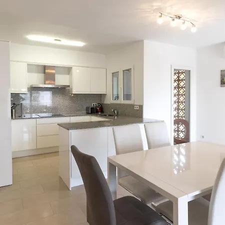Modern 2 Bedroom 100 M From The *
