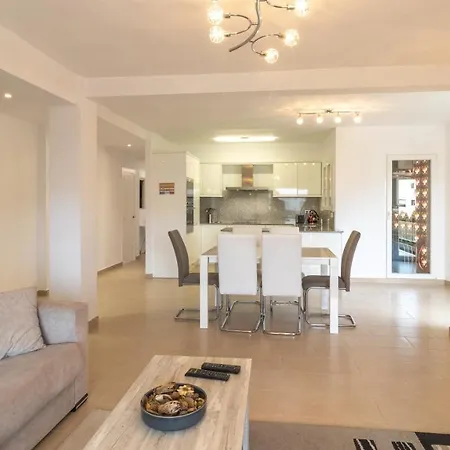 Apartment Modern 2 Bedroom 100 M From The