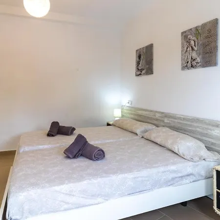 Modern 2 Bedroom 100 M From The Apartment